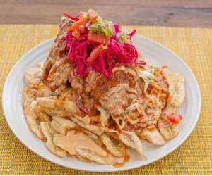 El pollo chuco es uno de los platillos más populares de la gastronomía hondureña. Su combinación de pollo frito crujiente, tajadas de banano verde, repollo, chismol, encurtido y salsa lo convierten en un referente.