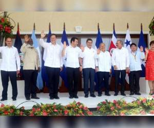 Los mandatarios posan para la fotografía oficial. Foto de Johny Magallanes.
