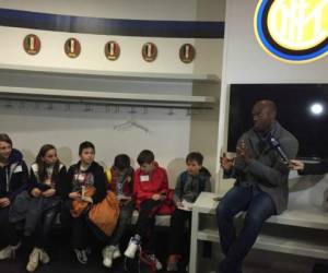 Suazo compartió con los pequeños y grandes alumnos en temas de racismo, algo muy marcado en Europa. Foto cortesía Inter de Milan.