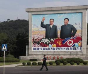 Un hombre camina frente a un mural en Pyongyang, Corea del Sur. Foto AP