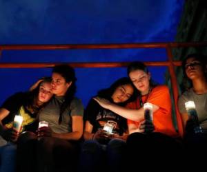 Desde la izquierda, Melody Stout, Hannah Payan, Aaliyah Alba, Sherie Gramlich y Laura Barrios se consuelan mutuamente durante una vigilia por las víctimas del tiroteo el sábado 3 de agosto de 2019 en El Paso, Texas. Foto: Agencia AP.