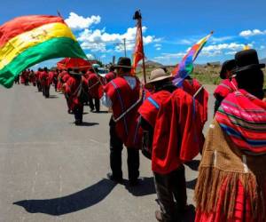 Conocidos como una temible milicia aymara, fiel al expresidente Evo Morales, los Ponchos Rojos vuelven a desatar temor en Bolivia al plantarse como la 'retaguardia' del país en rechazo al gobierno de transición de Jeanine Áñez. Aquí parte de las imágenes captadas durante la marcha. Fotos: Agencia AFP.