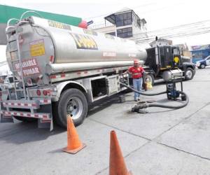 Pese a que estos fondos son para el mantenimiento vial, los hondureños están pagando peaje a concesionarias. El impuesto por galón de superior es 32 lempiras y 29 el de regular