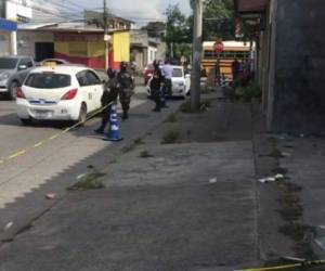 Autoridades policiales acordonaron la zona para recabar indicios sobre el terrible crimen.