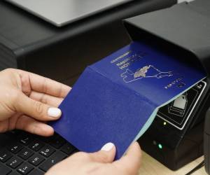 Los pasaportes de emergencia se emiten en las terminales aéreas por personal autorizado del Instituto Nacional de Migración en los aeropuertos de Toncontín, Palmerola y Ramón Villeda Morales.