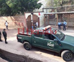 Policías militares en las afueras del Centro Básico de la Aldea Suyapa. (Foto: Estalin Irías / EL HERALDO)