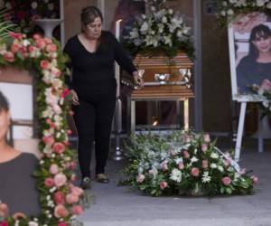 Una mujer asiste al funeral de Alma Barragán, asesinada mientras hacía campaña para ser elegida alcaldesa de Moroleón, en el estado de Guanajuato. Foto: AP