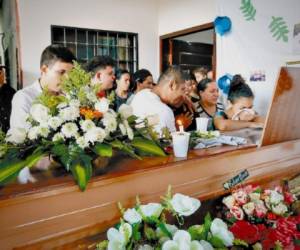 Familiares y amigos asistieron ayer al velatorio del universitario Edgard Josué Obando.