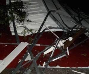 Los fuertes vendavales arrancaron los techos de varias viviendas. Foto: Alberto Ordóñez.