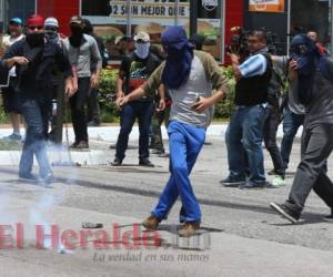 Personas encapuchadas protagonizaron varios enfrentamientos en la capital. Foto: EL HERALDO.