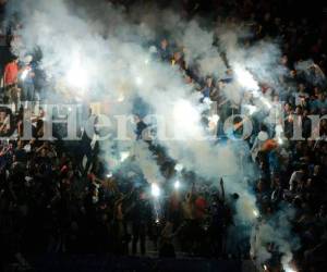 La barra oficial de Motagua 'Los Revolucionarios', utilizaron pólvora en el juego Motagua-Platense en el estadio Nacional, por lo que el equipo fue multado (Foto: Deportes El Heraldo / Noticias de Honduras / El Heraldo Honduras)