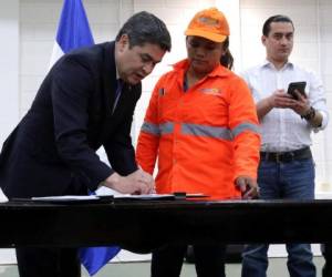 El presidente Juan Orlando Hernández firmó el lunes la iniciativa de inversión para mejorar las condiciones de las carreteras.
