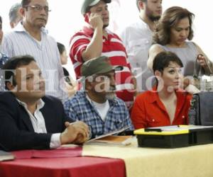 Varios dirigentes de Libre hicieron acto de presencia en este procedimiento para definir las posiciones de candidatas a subcoordinadora, foto: Marvin Salgado/El Heraldo.