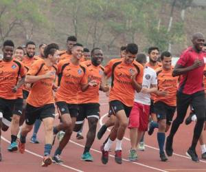 Los jugadores del Ciclón realizaron su entrenamiento en la pista de la Villa Olímpica.