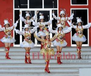 Las bellas palillonas del Instituto Cosme García de Danlí visitaron las instalaciones de EL HERALDO y nos contaron más detalles de su vestimenta y preparación. Fotos: Marvin Salgado/ EL HERALDO.