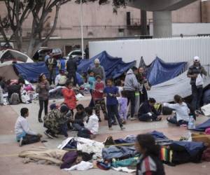 Los migrantes esperan el acceso para solicitar asilo en los Estados Unidos. Foto: Agencia AP.