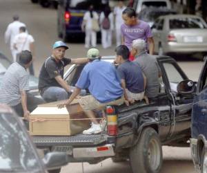 Los restos mortales del estudiante Dimas Edgardo Ramos fue reclamado por familiares en la morgue de Medicina Forense.