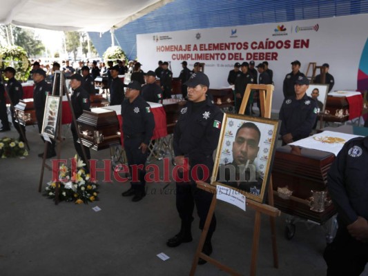 Agentes de la policía estatal de Michoacán junto a los ataúdes de sus colegas durante un funeral en la sede de la Secretaría de Seguridad Pública, en Morelia, México, el martes 15 de octubre de 2019. Foto: Agencia AP.