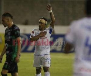 Michael Chirinos se toca el escudo del León tras anotar el segundo gol de Olimpia. Foto: Johny Magallanes/El Heraldo.