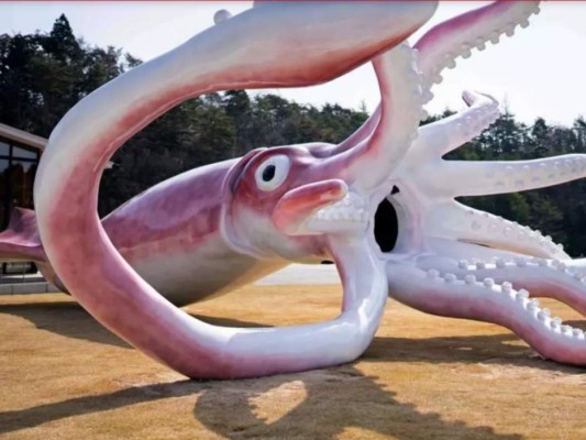 La estatua gigante de un calamar erigida en Noto (centro de Japón) con ayudas estatales destinadas a combatir el coronavirus, en una imagen tomada el 2 de abril de 2021 por la localidad japonesa y recibida el 6 de mayo por la AFP