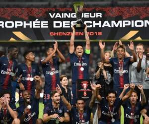 Jugadores del París Saint-Germain levantando el trofeo ganado.