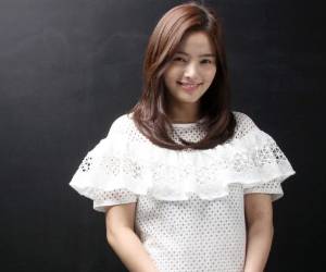 Song saltó a la fama por primera vez como modelo de cosméticos para Estee Lauder.