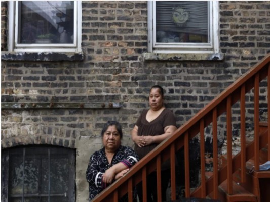 Maria Elena Estamilla y su hija Esmeralda Triquiz posan para la foto en el barrio Pilsen de Chicago, 30 de junio de 2021. Illinois y otris estados están extendiendo el seguro de salud a inmigrantes adultos, incluso mayores de edad, que se encuentran en el país sin autorización. (AP Photo/Shafkat Anowar)(ASSOCIATED PRESS).