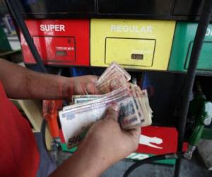 El impuesto equivale al 40% del precio de la gasolina superior, el 38% en la regular y el 27% en el diésel. Los hondureños pagan los segundos precios más altos en Centroamérica.