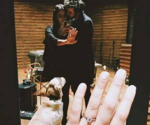 La joven dijo sí a la propuesta de matrimonio que le hizo su novio Andy. Foto cortesía Instagram @melissaromeromusic