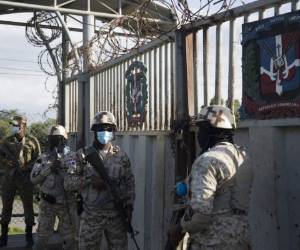 Soldados resguardan la frontera de Haití luego del asesinato del presidente la madrugada de este miércoles. Foto: AFP.