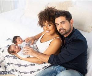 Dante y su hermano Tadeo nacieron el 29 de abril cuando tenía solo ocho meses de gestación. En esta foto familiar aparecen los pequeños junto a sus padres. Fotos: Instagram brenda_kellerman.
