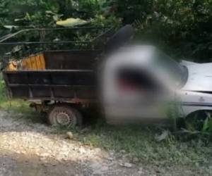 En el automotor quedaron dos cuerpos, mientras que el conductor quedó afuera del vehículo.