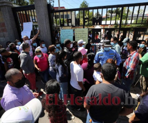 Los empleados que fueron contratados por el RNP para enrolar y distribuir las tarjetas se tomaron el programa Identifícate en la capital porque no les pagan. Foto: David Romero | EL HERALDO.