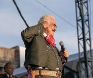 Vicente Fernández fue intervenido quirúrgicamente luego de golpearse las cervicales.