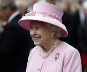 La reina Isabel II actualmente tiene 93 años y cuando muera, su hijo, el príncipe Carlos, tomará las riendas del trono. Foto AFP