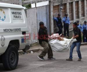 El cuerpo estaba tirado en la calle de la colonia Centroamérica Oeste. Foto Emilio Flores