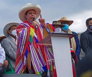 Imagen del folleto difundido por la Presidencia peruana que muestra al presidente de Perú, Pedro Castillo, vestido con el atuendo típico regional, anunciando una reforma agraria a nivel nacional, en la ciudad andina de Cusco, en el sur de Perú, el 3 de octubre de 2021.