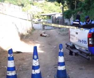 El cadáver del hombre quedó tirado en medio de una de las calles de la populosa colonia El Carrizal. Foto: Cortesía.