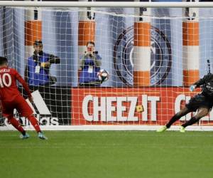El volante español Alejandro Pozuelo (10) anota de penal frente al arquero Sean Johnson del New York City FC para conseguir la victoria 2-1 en la semifinal de la Conferencia del Este de la MLS, el miércoles 23 de octubre de 2019. (AP Foto/Frank Franklin II)