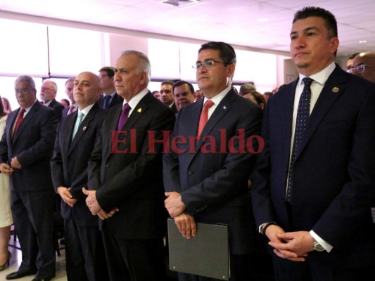 El presidente Juan Orlando Hernández junto en la instalación de la Mesa Interagencial de Transparencia y Anticorrupción, acompañado de funcionarios del gobierno.