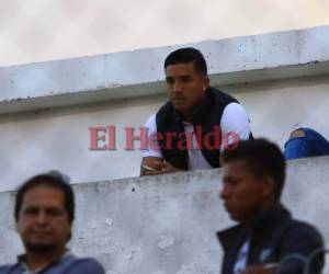 Michaell Chirinos en las gradas del estadio Carlos Miranda de Comayagua. (Fotos: Ronal Aceituno / Grupo Opsa)