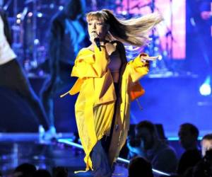 Ariana Grande daba un concierto en el Mánchester Arena cuando se registraron dos fuertes explosiones. Su representante dice que ella resultó ilesa.