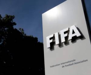 En esta foto de archivo tomada el 3 de octubre de 2013, se ve el logo del organismo rector del fútbol mundial FIFA. Foto AFP