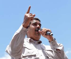 Pero el mandatario socialista advirtió que su gobierno no retrocederá ante las amenazas de Trump, que no descarta un embargo petrolero y hasta una acción militar para 'seguir aislando a Maduro hasta que ceda'. (Foto: El Heraldo Honduras)