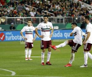 Marco Fabián, de la selección de México, anota de tiro libre durante un partido amistoso ante Islandia. Foto AP