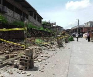 El muro habría cedido a causa de las fuertes lluvias registradas ayer en la capital.