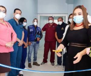 Las autoridades del Hospital Santa Teresa realizan el corte de cinta de inauguración del proyecto.