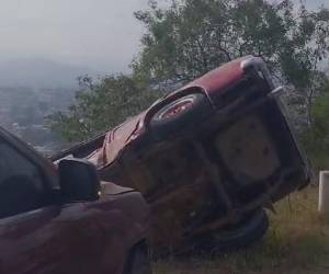 Conductor por poco cae a abismo de El Hatillo tras ser impactado por otro carro