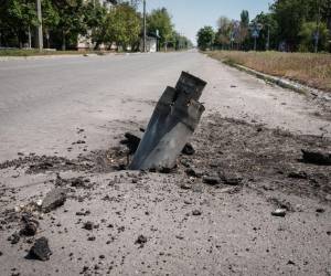 Una munición sin explotar (MUSE) en una carretera en Severodonetsk, al este de Ucrania, el 7 de mayo de 2022, en medio de la invasión rusa de Ucrania.