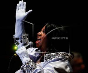 En esta foto del 27 de julio de 2010, Aretha Franklin se presentó en el Centro Mann para las Artes Escénicas en Filadelfia.